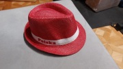 czerwony elegancki kapelusz kibica reprezentacji Polski