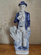 Mężczyzna w niebieskiej marynarce - figurka porcelanowa.