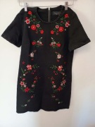 Sukienka czarna z haftowanymi kwiatami Mohito 36