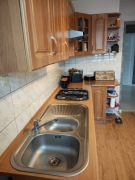 Meble kuchenne z płytą gazową, okapnikiem i zlewozmywakiem