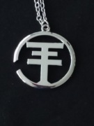 Naszyjnik, wisiorek z logo grupy Tokio Hotel w owalu