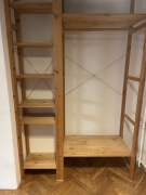 Drewniany regał Ikea widoczny na zdjęciu - złożony i gotowy do transportu 