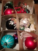 Szklane bombki malowane i różne ozdoby choinkowe