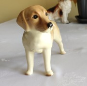 Porcelanowa figurka labradora