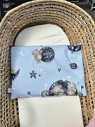 Poduszka płaska 25x35cm niemowlęca misie w kosmosie wyprawka do wózka 