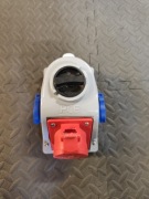 Gniazdo z rozłącznikiem, z gniazdem tablicowym skośnym 16A 3P+Z+N