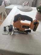 WYRZYNARKA DO DREWNA, STALI  AKUMULATOROWA 20V 2Ah -DEKO