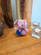 Świnka z niebieską torebką brelok zawieszka szydełkowa 