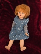 Stara lalka w niebieskiej sukience zamykająca oczy z PRL 60cm 