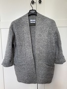 Szary, wełniany kardigan Mango.