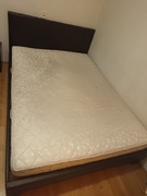 Łóżko, komoda,2 szafki nocne i 3 półki wiszące 