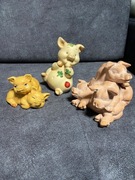 Trzy figurki świnek. 