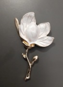 Broszka kwiat kolor biały/perłowy vintage retro 