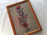 kolorowy haft na lnie, w ramce