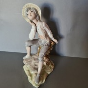 Figurka porcelanowa, zamyślony chłopiec, sygnowana TENGRA