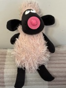 Maskotka baranek SHAUN smoczek różowy 30 cm