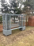 Drewniana pergola ogrodowa prosta z ławką i donicami