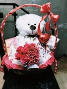 Kosz prezentowy urodziny walentynki flowerbox róże mydalne miś pluszak 