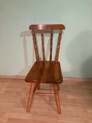 Śliczne drewniane krzesło z oparciem