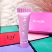 Benefit Dew-la-la nawilżający rozświetlacz do twarzy glass skin 