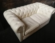 *Sofa kanapa chesterfield, skóra, biel-krem*