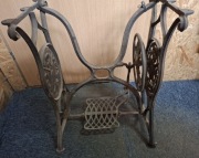 Stara żeliwna podstawa maszyny do szycia