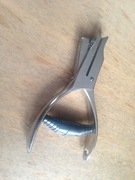 Zabytkowy dziurkacz konduktorski do biletów.