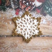 Gwiazda zawieszka szydełkowa ozdoba na choinkę, okno, Boże Narodzenie.