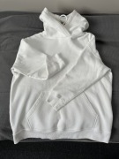 biała bluza z kapturem