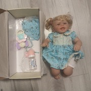 Lalka w stylu Reborn z akcesoriami. 