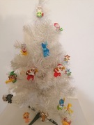 Biała choinka z bombkami z Kinder niespodzianka 