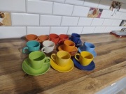 Zestaw filiżanki i dzbanek gliniane kolorowe