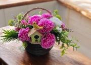 Koszyczek wiklinowy z kwiatkami 