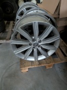 Oryginalne 19-calowe felgi aluminiowe Audi 5x112 (numer części 4K0601025M)