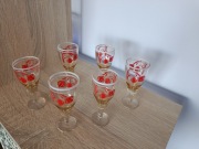Zestaw kieliszków retro do wódki / likieru, na stopce, czerwone kwiatyPRL 
