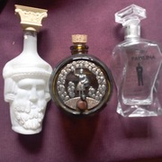 Trzy butelki ozdobne 