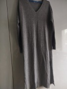 Szara sukienka z dzianiny z dekoltem w serek midi Kaos S 36 