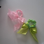 Wiosenna gumka z kokardą – rękodzieło 