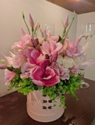 Flower box z kwiatami w odcieniach różu 