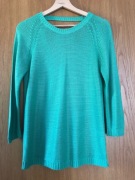 Cienki zielony sweterek z wycięciem na plecach