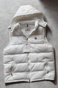 Bezrękawnik Moncler w klasycznym białym kolorze.