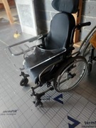 Wózek inwalidzki ze stolikiem