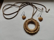 Zestaw vintage kolczyki drewniane serca, wisiorek koło na rzemyku 