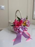 Mały koszyk wielkanocny ozdobny z kwiatami i kokardą