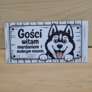 Tabliczka Dekoracyjna HUSKY – „Gości witam merdaniem...” DIBOND | 13x26 cm