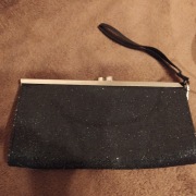 Torebka czarna błyszcząca kopertowa New Look 