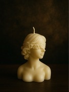 Świeca sojowa, kobieta z kwiatową opaską, zapach jaśminowy