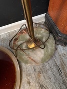 Lampa stojąca z alabastrem