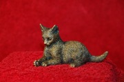 leżący kot - odlewana figurka z brązu - miniatura mosiężna typ 2