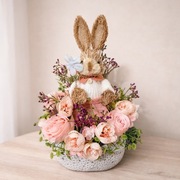 Stroik wielkanocny wiosenny kompozycja kwiatowa z zajączkiem 